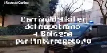 L'arrivo del killer del capotreno a Bologna per l'interrogatorio: video