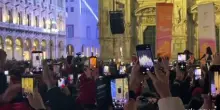 La fiamma olimpica in piazza Duomo a Milano, acceso il braciere