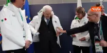 Mattarella riceve in dono dagli atleti il giaccone degli olimpiadi con il suo nome