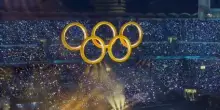 Cerimonia di apertura delle Olimpiadi: i cinque cerchi prendono forma nel cielo di San Siro