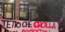 Serpieri, il video della protesta degli studenti dopo la caduta del controsoffitto