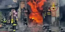 Incendio in una pizzeria di Secondigliano, palazzo evacuato