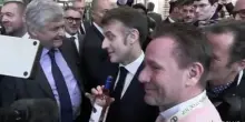 Salone del Vino Parigi, a Macron una bottiglia di ros&eacute; "For Sure"