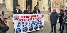 Striscione dei vannacciani davanti alla Camera: Stop soldi a Zelensky