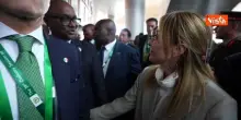 La premier Meloni arriva alla riunione dell'Unione Africana, incontrando capi di Stato e di Governo