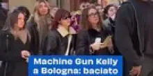 Machine Gun Kelly a Bologna: baciato dal sole (e dai fans) in via Indipendenza
