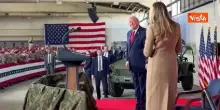 Trump balla la Trump dance sulle note di Ymca a Fort Bragg (North Carolina)