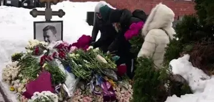 Canti, fiori e preghiere davanti alla tomba di Navalny