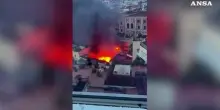 Incendio nel cuore di Napoli, brucia il teatro Sannazaro