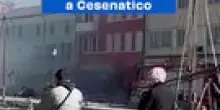 Incendio all'edicola del Porto Canale a Cesenatico. Il video choc