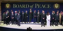 La foto di gruppo del Board of Peace voluto da Trump