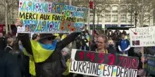Ucraina, in migliaia sfilano a Parigi a 4 anni dall'invasione russa