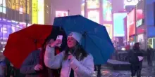 New York sotto la neve, turisti a Times Square