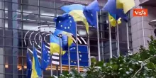 Bandiere Ucraina sventolano al Parlamento Europeo nel 4&deg; anniversario dell'invasione russa
