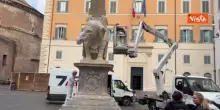 Operazioni in corso per riparare la zanna dell'elefante della Minerva a Roma