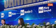 Serena Brancale si commuove durante la conferenza stampa, parlando della mamma