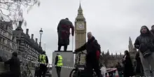 Sulla statua di Churchill a Londra le scritte rosse "Free Palestine"