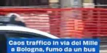 Caos traffico in via dei Mille a Bologna, fumo da un bus