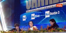 Levante canta il ritornello della sua canzone durante la conferenza stampa