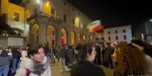 A Rimini i giovani iraniani universitari festeggiano in piazza