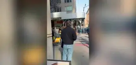 Le lacrime di gioia dell'attivista iraniana alla morte di Khamenei