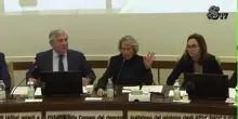 Scontro Tajani-Conte su cappello MAGA: lei Trump la chiamava Giuseppi