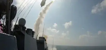 Cina chiede di fermare escalation: garantire sicurezza Stretto Hormuz