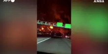Iran, raid Usa-Israele su cinque impianti petroliferi: maxi incendio a Teheran