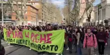 Corteo a Roma, fumogeni e mani rosse su scale ministero Istruzione