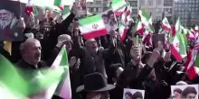 Iran, in migliaia in piazza per giurare fedelt&agrave; a Mojtaba Khamenei