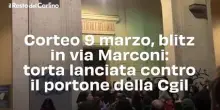 Corteo 9 marzo, blitz in via Marconi: torta lanciata contro il portone della Cgil. Il video
