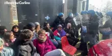 Protesta degli attivisti al Pilastro: "La nostra &egrave; una resistenza passiva" / Video