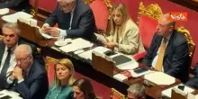 Meloni prende appunti durante interventi in Senato dopo informativa su crisi Iran