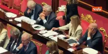 Un bicchiere d'acqua per la premier Meloni durante la discussione in Senato sulla crisi in Iran