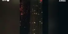 Drone iraniano sul distretto finanziario di Dubai, in fiamme un edificio