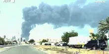 Nuovo allarme al porto di Fujairah, colonna di fumo sopra il terminale petrolifero