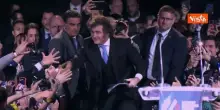 il Presidente argentino Milei sale sul palco dell'Economic Forum di Madrid come una 'rockstar'