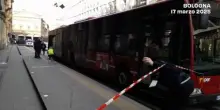 Bus investe pedone in via Ugo Bassi, il video dei rilievi