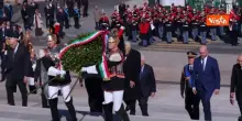 Giornata dell'Unit&agrave; d'Italia, l'omaggio di Mattarella al Milite Ignoto all'Altare della Patria