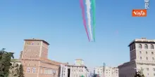 Giornata Unit&agrave; d'Italia, il passaggio delle Frecce Tricolori sopra l'Altare della Patria