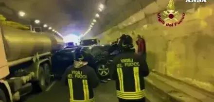 Maxi tamponamento in galleria sulla Messina-Palermo, coinvolti 80 mezzi