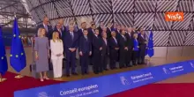 Foto di gruppo a Bruxelles al Consiglio Europeo, Meloni tra Merz e Kaja Kallas