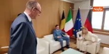 Al via il Consiglio europeo, l'arrivo di Meloni in total white