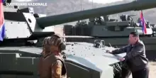 Kim assiste alle esercitazioni su un carro armato