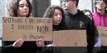 "I diritti non si pagano", la protesta sul voto dei fuorisede a Napoli