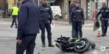 Scontro a Milano tra un taxi e una moto, morti due ventenni