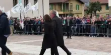 Applausi per Zaia e Fontana ai funerali di Bossi a Pontida