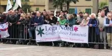 Il feretro di Bossi a Pontida lungo applauso e suono delle cornamuse