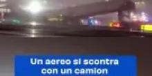 Un aereo si scontra con un camion all'aeroporto di LaGuardia