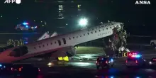 Incidente al LaGuardia di New York, aereo contro un camion dei pompieri: "due morti"